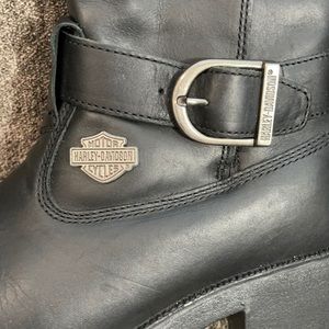 Harley Davidson Black Boots Sz 8 1/2 NWOT Emblems and buckle Emblems
